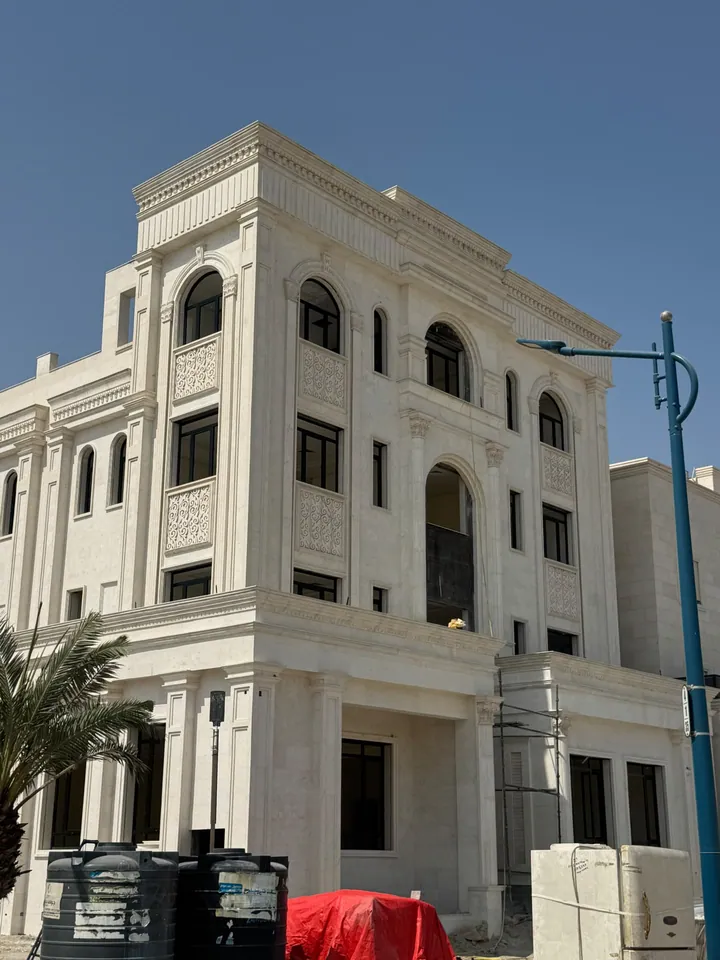 واجهة مكسوة بالحجر