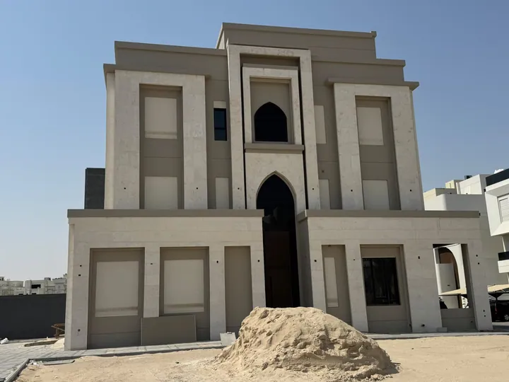 واجهة مكسوة بالحجر