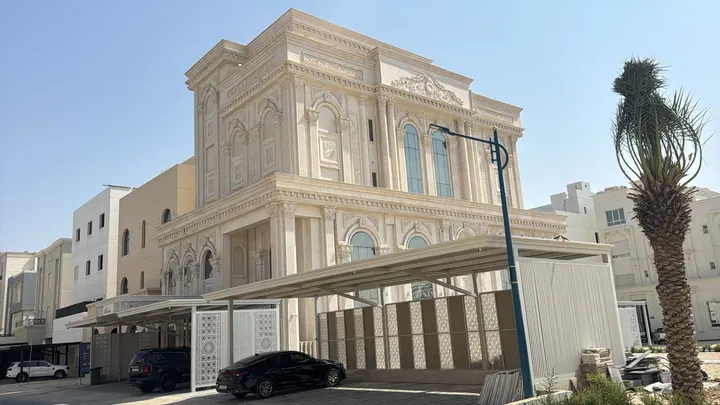 واجهة مكسوة بالحجر