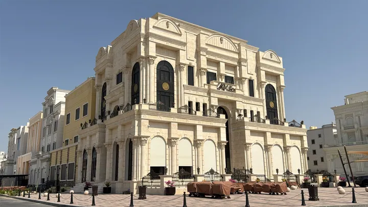 واجهة مكسوة بالحجر