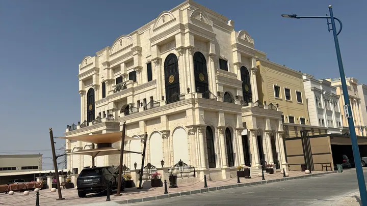 واجهة مكسوة بالحجر