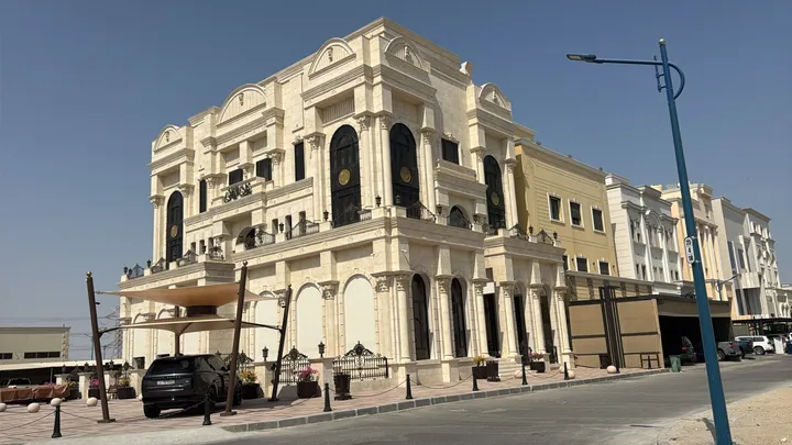 واجهة مكسوة بالحجر