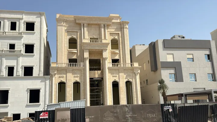 واجهة مكسوة بالحجر