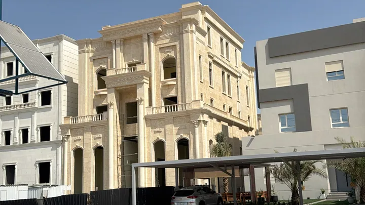 واجهة مكسوة بالحجر