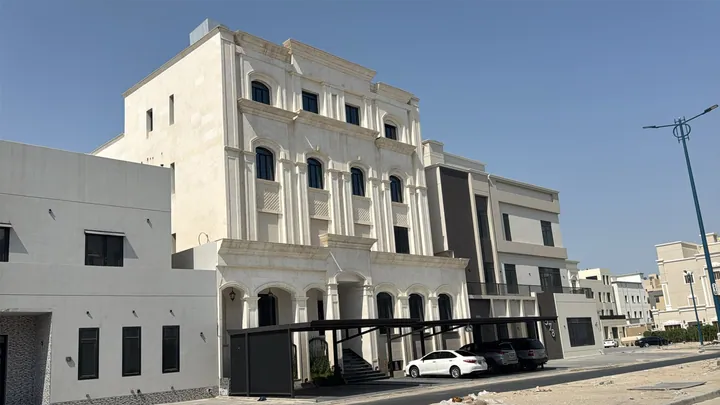 واجهة مكسوة بالحجر