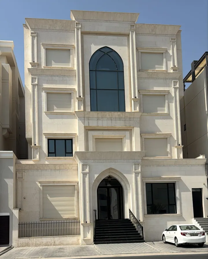 واجهة مكسوة بالحجر
