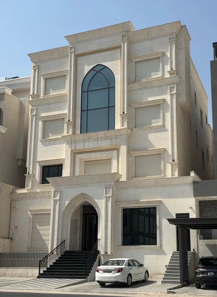 واجهة مكسوة بالحجر