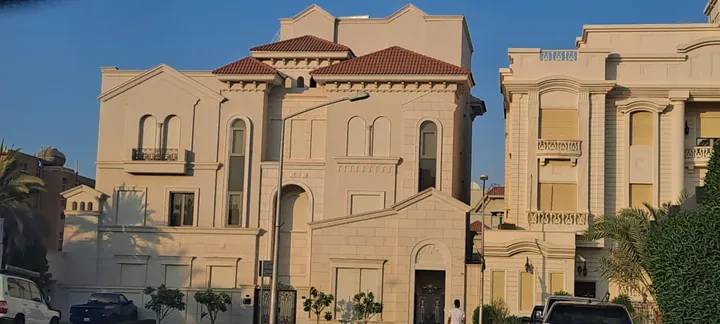 واجهة مكسوة بالحجر