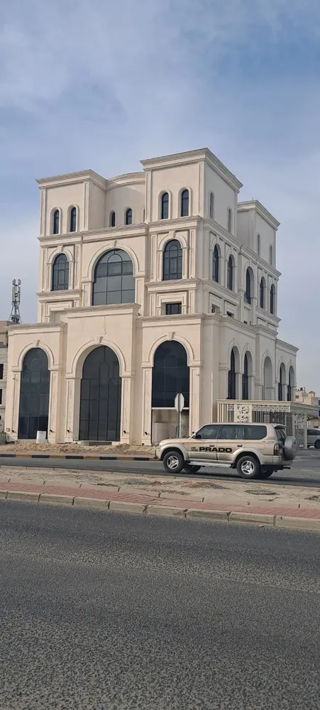 واجهة مكسوة بالحجر